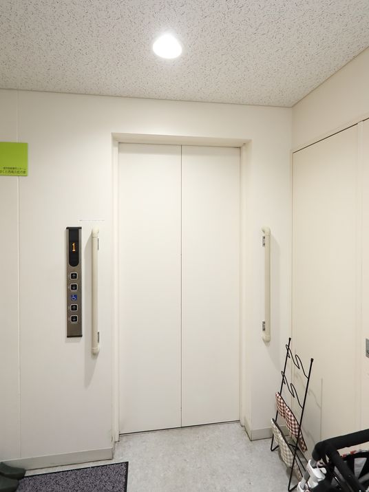 明朗なエレベーターホール