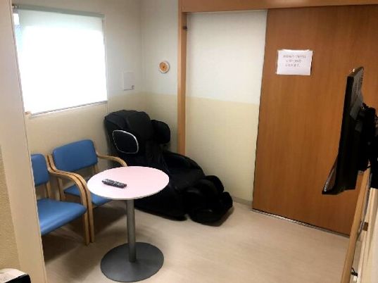 休憩室の椅子とマッサージチェア
