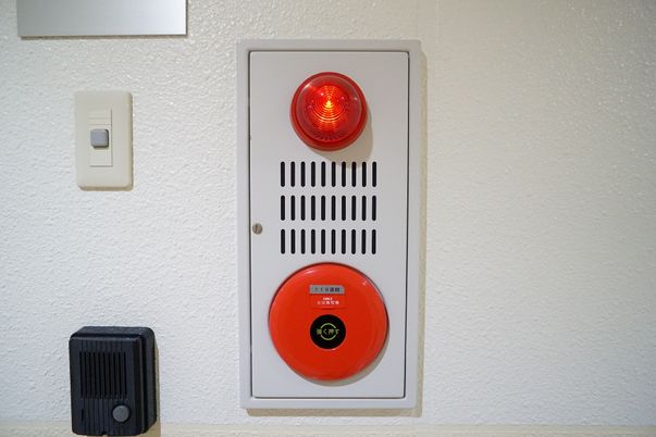 赤色の警報器とインターフォン