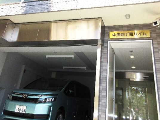 エントランスと駐車車両