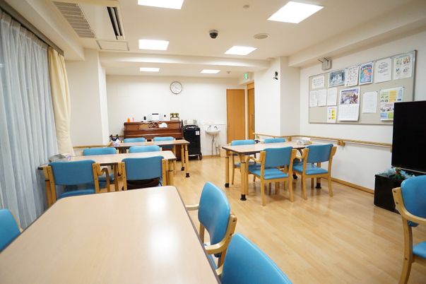 明るい共有ダイニングスペース