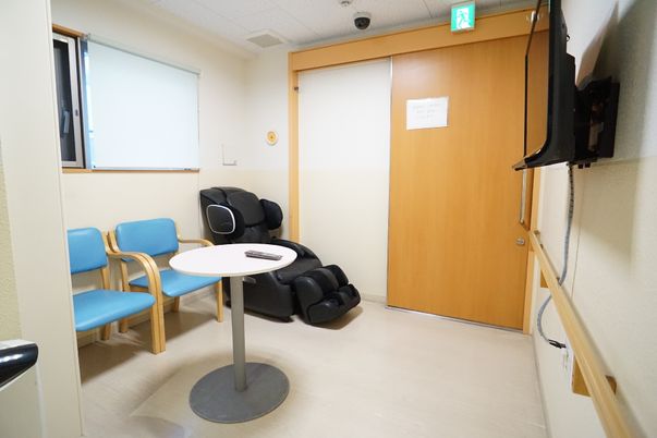 リラックスルームの椅子とテーブル