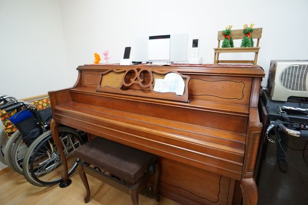ピアノと車椅子のリビング