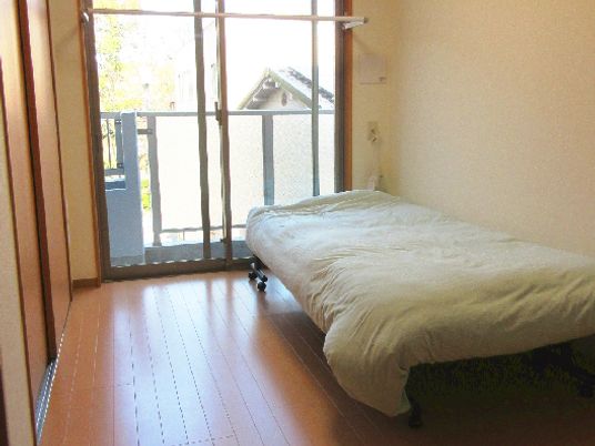 明るい個室の居室