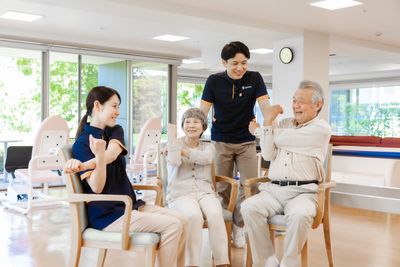 笑顔の利用者と職員の機能訓練室
