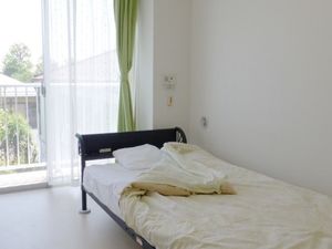 明るい居室のベッド  