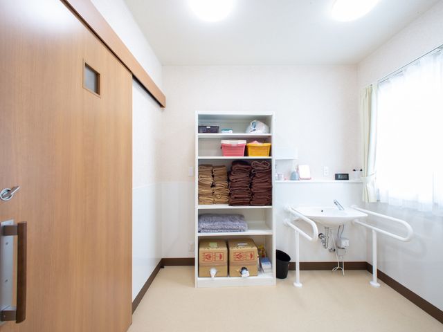 整頓された清潔な洗面所 脱衣所 すべての物が手の届く範囲に配された洗面スペースです。安全かつ快適な日々を支える工夫が随所に感じられます。