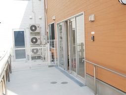 明るい通路のエントランス