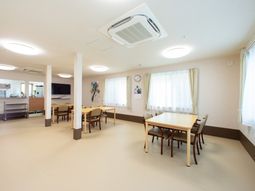 明るい食堂の空間