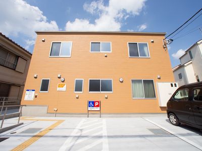 オレンジ色の建物外観