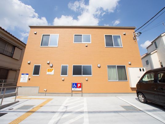 オレンジ色の建物外観