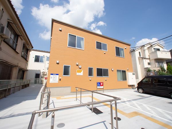 きれいな外壁の建物外観