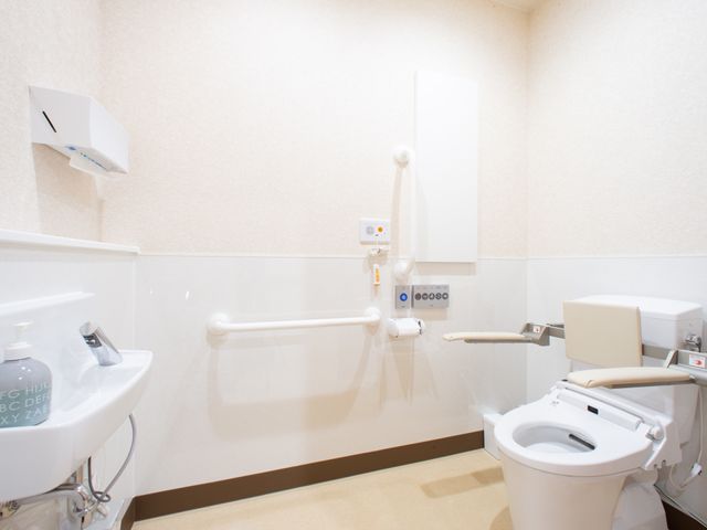 バリアフリー設計のトイレ トイレ 手すり完備で安心なトイレ空間です。設備が整っており、快適にご利用いただけます。