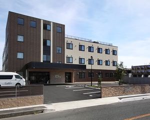 エントランス前の建物外観