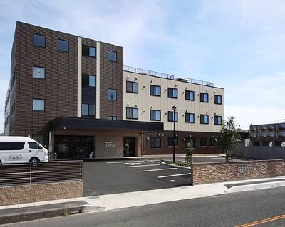 エントランス前の建物外観