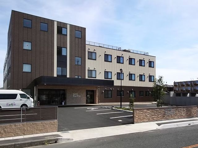 エントランス前の建物外観 外観 各階に広がる見事な建物です。働く環境として心地よい空間を提供します。