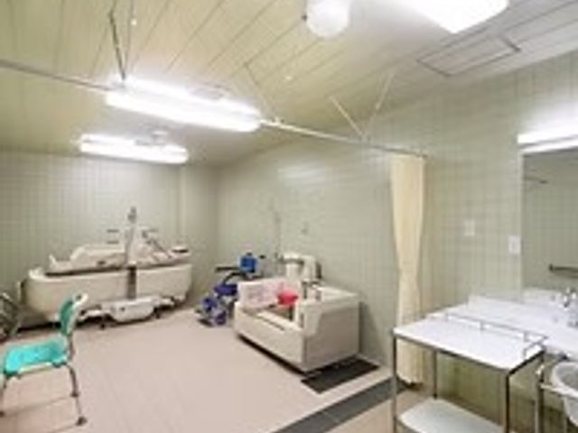 設備充実の浴室 浴室 広々とした浴室は、明るい照明で安心安全に利用できます。リラックスして過ごせる空間です。