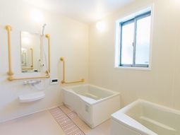 明るい浴室設備