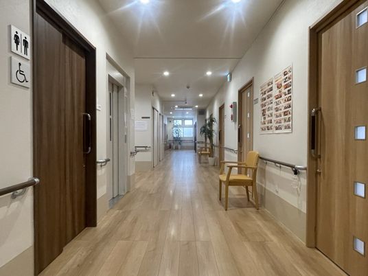 明るい木目調の廊下