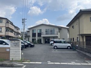 駐車場のある建物外観
