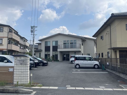 駐車場のある建物外観