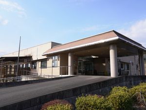 広い入口のある外観