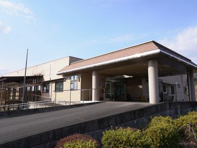 広い入口のある外観
