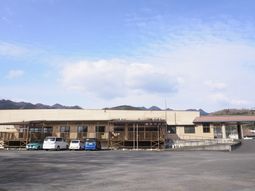 広い駐車場の外観