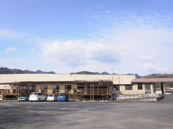 広い駐車場の外観