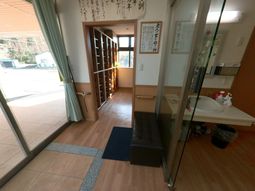 明るく広々とした廊下