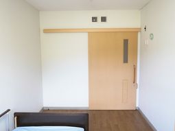 明るい個室の居室