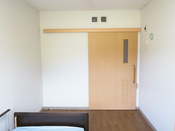 明るい個室の居室