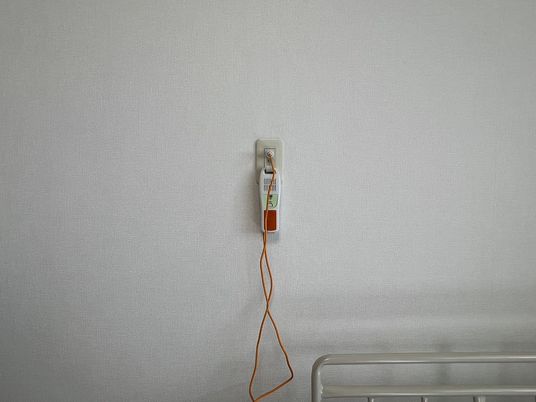 呼び出しボタンのある壁面