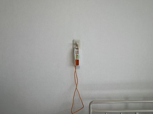 呼び出しボタンのある壁面