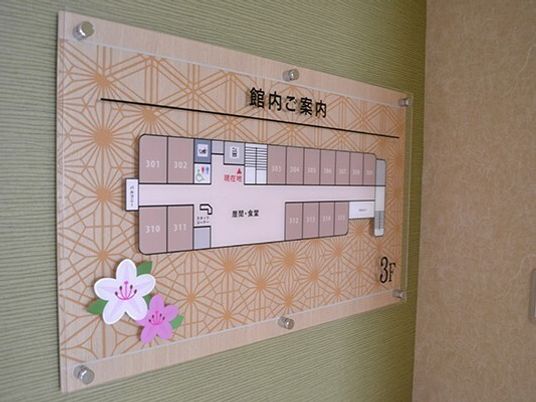 案内板と花のステッカー
