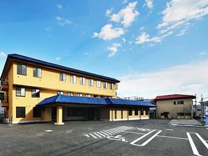 黄色い建物の外観