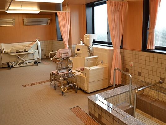バリアフリー設計の浴室