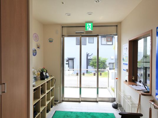 入口の自動ガラス戸