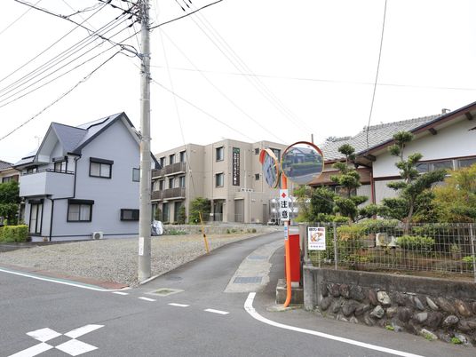 街中の建物外観