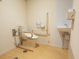 手すり付きのトイレ空間