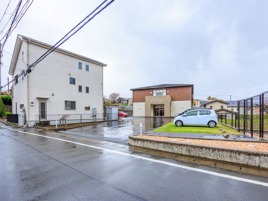 静かな施設外観