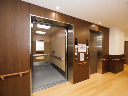 清潔な施設のエレベーター
