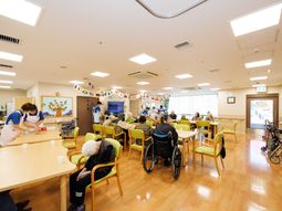 明るい食堂の様子