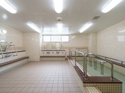 明るい清潔な浴室