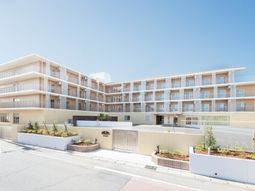 明るい外観の建物