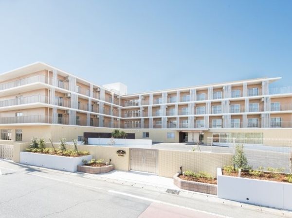 明るい外観の建物