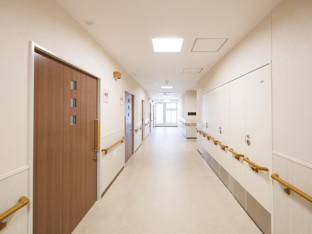 清潔感のある廊下 廊下 手すりが備え付けられた明るく広い廊下です。静かで清潔な環境が自慢の当施設で働きませんか。