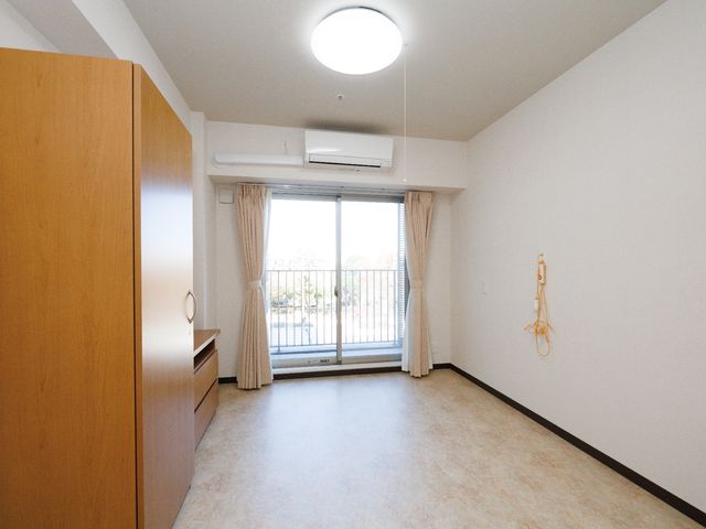 居室の空間と明るさ 居室 窓からの日差しが心地よい居室です。開放感ある空間で快適な毎日を過ごせます。