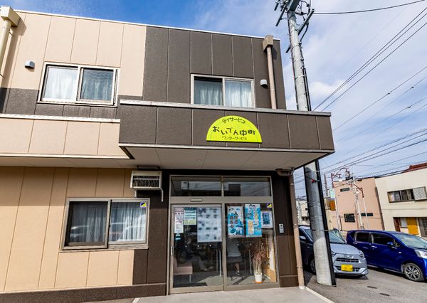 清潔感のある建物のエントランス