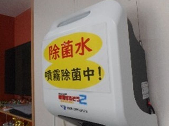 消毒液ディスペンサー設置 感染症対策 入口付近に手軽に使える消毒液の設置があり、清潔な環境維持に努めています。設備が充実した場所でのお仕事をご検討ください。